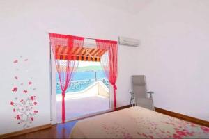 1 dormitorio con ventana y vistas al océano en Bodrum’da Özel İskeleli 4+1 Yalı Dairesi, en Bodrum City