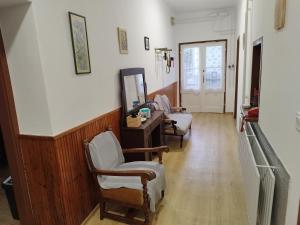 Tartós Szegfű Vendégház, Magánszállás في Tázlár: غرفة معيشة مع كرسيين ومرآة
