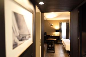 盧加諾的住宿－San Carlo Suite，走廊上设有一张床和一张桌子