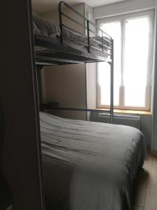 a bedroom with two bunk beds and a window at Appartement idéalement situé in Le Mont-Dore