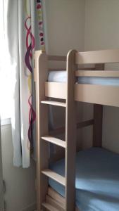 - un lit superposé avec une échelle dans une chambre dans l'établissement Cap Esterel appart 6 pers vue mer classé 3 etoiles, à Saint-Raphaël