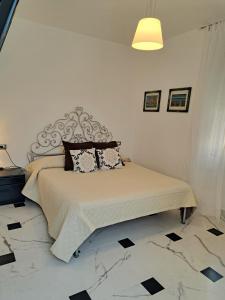 - une chambre blanche avec un lit doté d'une grande tête de lit dans l'établissement Preia de ma, à Levanto