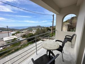 balkon ze stołem i krzesłami oraz widokiem w obiekcie Angel Homes w mieście Plakias