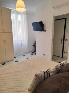 Schlafzimmer mit einem Bett und einem Flachbild-TV in der Unterkunft Preia de ma in Levanto