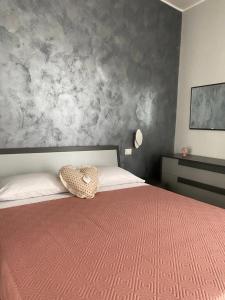 een slaapkamer met een groot bed en een rode deken bij Maison Brancaleone in Barletta
