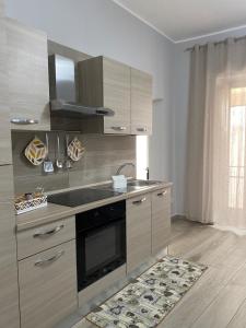 een keuken met een wastafel en een oven bij Maison Brancaleone in Barletta