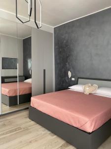 een slaapkamer met 2 bedden en een spiegel bij Maison Brancaleone in Barletta