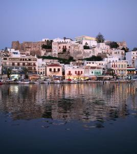 un grupo de edificios situados junto a un cuerpo de agua en Kapetanos Rooms, en Naxos Chora