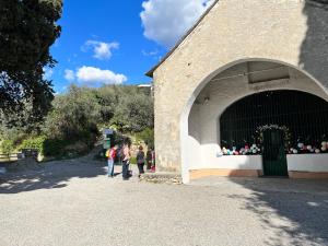 在SALOTTO SUL MARE内部或周边骑自行车