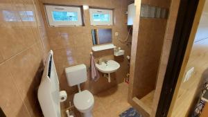 A bathroom at Búbánatvölgyi Apartman Esztergom
