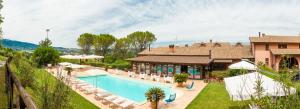 un manoir avec une piscine et une maison dans l'établissement Hotel Ristorante La Fattoria, à Spolète