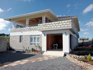 una casa con balcone sopra di Luxury Cosy Homestay with Private Entrance a Eldoret