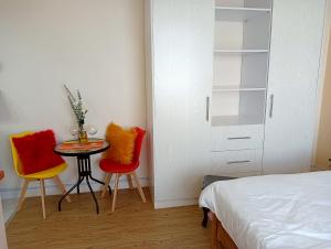 um quarto com uma mesa e duas cadeiras e uma cama em Luxury Cosy Homestay with Private Entrance em Eldoret
