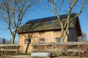 a house with a solar roof on top of it at Recreatiewoning De NieuwenHof in Melderslo