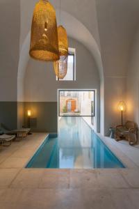 una gran piscina en un edificio con techo en Palazzo Tafuri, en Nardò