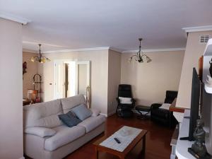 sala de estar con sofá y mesa en Gran vivienda unifamiliar céntrica y cercana al mar, en Aguadulce