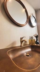 ein Waschbecken mit einem Spiegel an der Wand in der Unterkunft Penthouse Luxury Granada in Granada