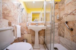 Salle de bains dans l'établissement Grande Hotel do Porto