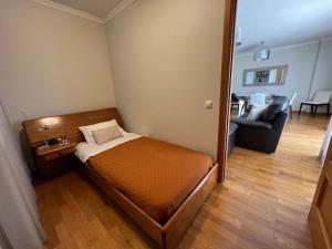 um pequeno quarto com uma cama e uma sala de estar em Dona I House - In Funchal with free parking no Funchal