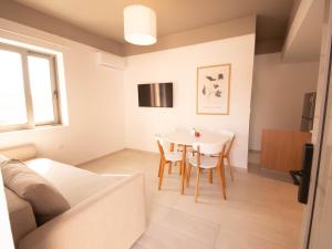 ein Wohnzimmer mit einem Tisch und einem Sofa in der Unterkunft STARI in Kattavía