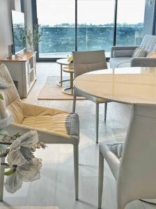 sala de estar con mesa y sillas en City view designed apartment in Bondi Junction, en Sídney