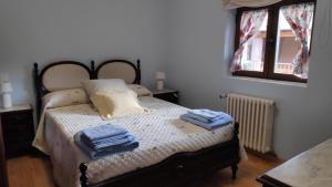 a bedroom with a bed with two towels on it at Casa Las Eras in San Martín del Camino