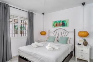 Postel nebo postele na pokoji v ubytování La Duquesa apartment with pool by Costarentals - Ref M8 + 14 fotografií