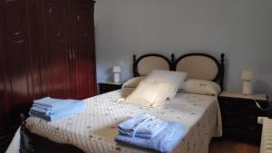 a bedroom with a bed with towels on it at Casa Las Eras in San Martín del Camino