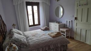 - une chambre avec un lit, une commode et une fenêtre dans l'établissement Casa Las Eras, à San Martín del Camino