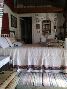 1 dormitorio con 1 cama blanca grande en una habitación en Melissa Apartments en Anogia