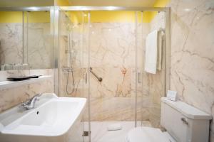 Salle de bains dans l'établissement Grande Hotel do Porto