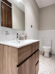 La salle de bains est pourvue d'un lavabo et de toilettes. dans l'établissement CASA BASELGA Apartamento, à Barbastro