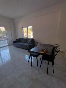 a living room with a table and a couch at Avsallar Star Residence in Avsallar