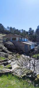 una casa sentada en la cima de una colina rocosa en Casa do Monte, en Castro Daire