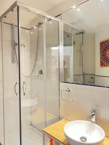 A bathroom at COLORI di PALERMO Még 34 kép