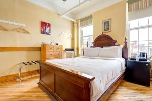 um quarto com uma cama grande e uma cabeceira em madeira em The Stratford Hotel by Hoco Hotels Collection em Stratford