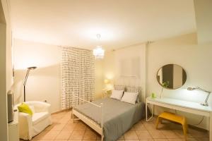 una camera da letto con un letto, un lavandino e uno specchio di ZEN Cozy Urban Ap in the heart of Zakynthos town a Città di Zante