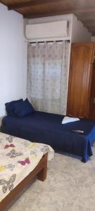 een kleine slaapkamer met een bed en een raam bij cabaña 61santorini colombiano in Doradal