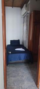 Una cama o camas en una habitación de cabaña 61santorini colombiano