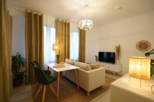TV a/nebo společenská místnost v ubytování Dein Flughafen Messe Apartment nahe Düsseldorf 2