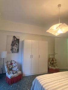 um quarto com uma cama e uma foto de gato na parede em B&R House em Albisola Superiore