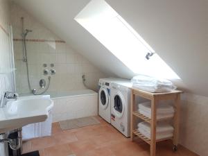a bathroom with a washing machine and a sink at Beautiful 3 rooms apartment 110 m2, kostenloser Parkplatz, großer Balkon in Heßdorf