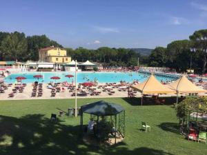 a large swimming pool with a lot of people in it at Chalet La Sequoia Orte zona terme in Orte