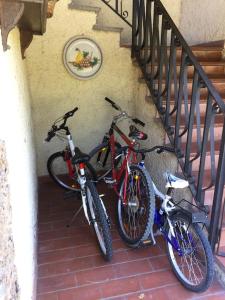Hay dos bicicletas estacionadas al lado de una escalera. en Chalet La Sequoia Orte zona terme, en Orte