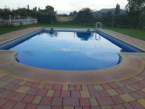 an infinity pool with a basketball hoop in a yard at Casa Rural Mentesana in Villanueva de la Fuente