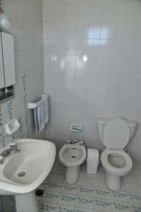 een badkamer met een toilet en een wastafel bij Departamento en Jauregui (partido de Luján) in Luján