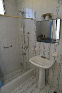 La salle de bains est pourvue d'un lavabo et d'une douche. dans l'établissement Departamento en Jauregui (partido de Luján), à Luján