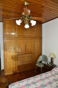 - une chambre avec une grande armoire en bois et un lit dans l'établissement Departamento en Jauregui (partido de Luján), à Luján