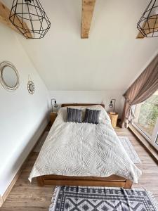1 dormitorio con cama y ventana en Na Pańskiej Górze en Brzozów