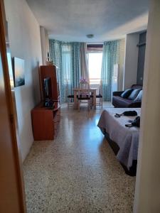ein Wohnzimmer mit einem Bett und einem Esszimmer in der Unterkunft ESTUDIO EDIFICIO LIMA-TORREMOLINOS in Torremolinos